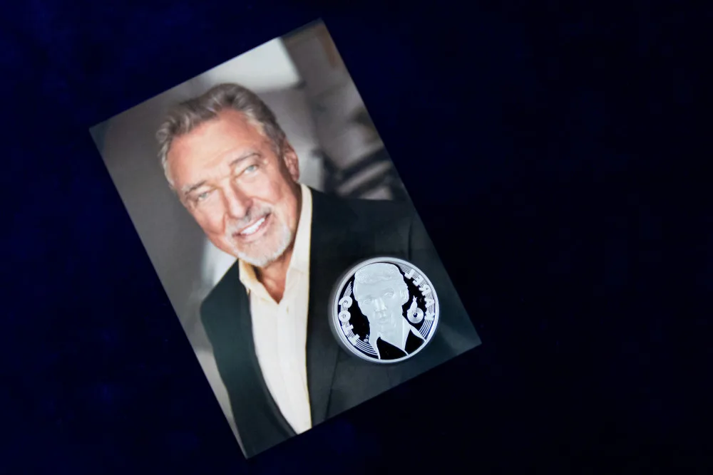 Karel Gott při slavnostní ražbě pamětní medaile