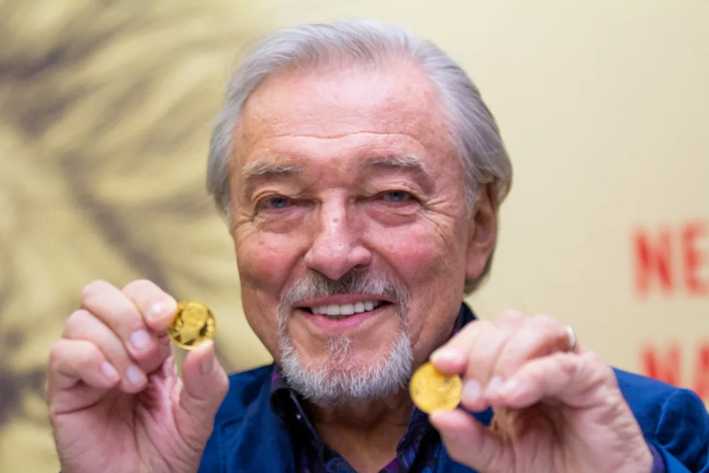 Karel Gott při slavnostní ražbě pamětní medaile