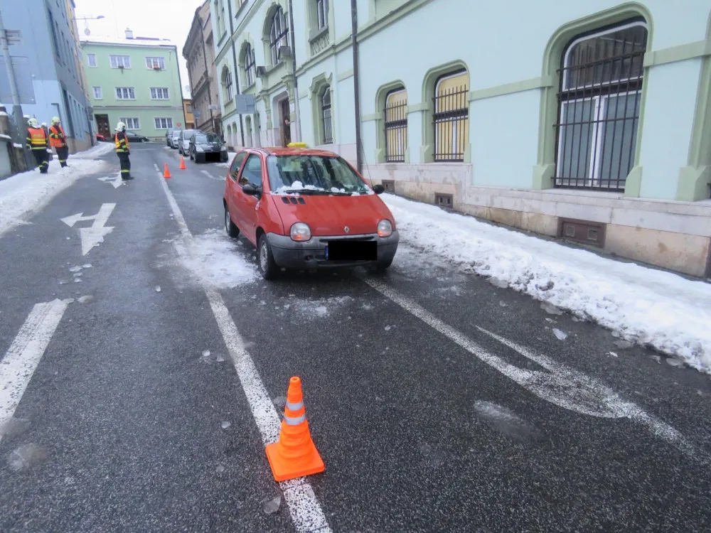 Auta poškozená padajícím ledem a sněhem