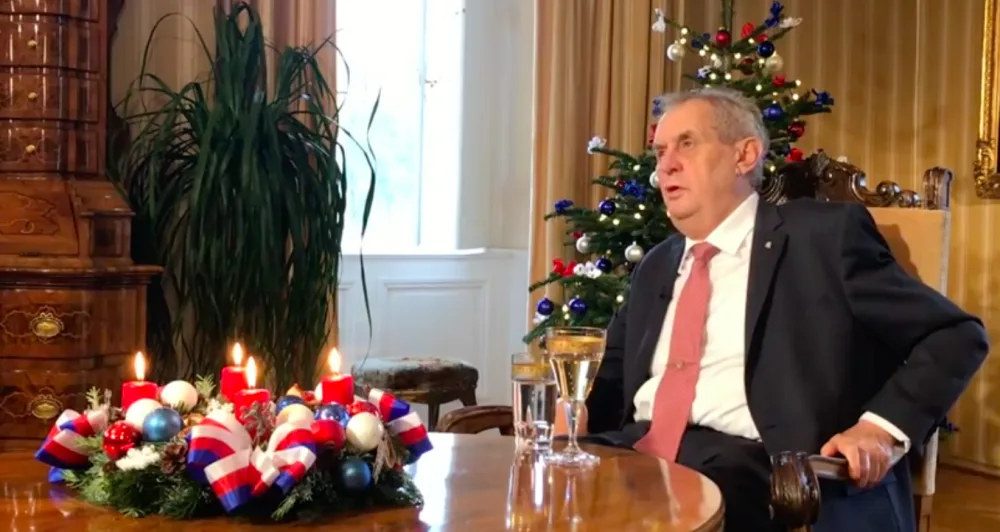 Protivládní demonstrace jsou pohrdáním vůle voličů, řekl ve vánočním poselství Zeman.
