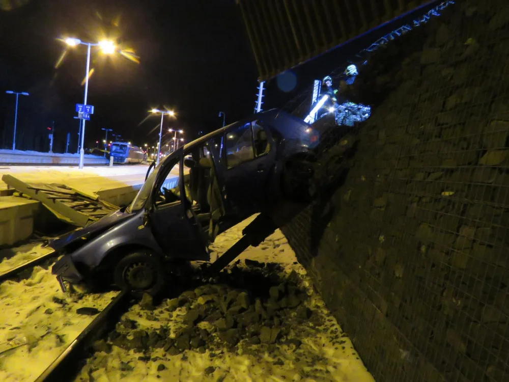 Auto sjelo do kolejiště.