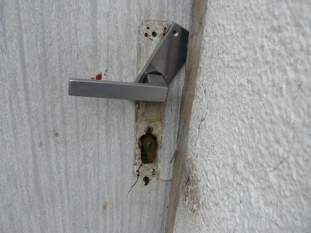 Poškozený zámek.