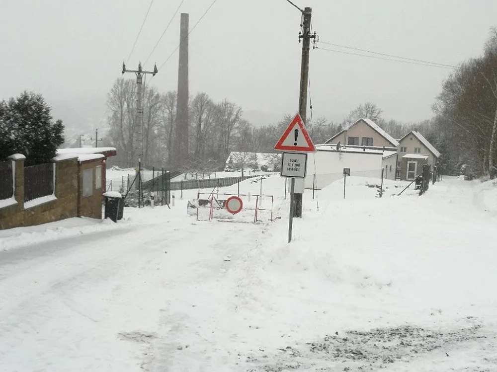Uzavřená ulice V Rokli, kde se budou prohánět děti na bobech