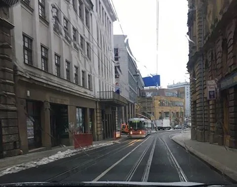 Srážka tramvaje s osobním automobilem