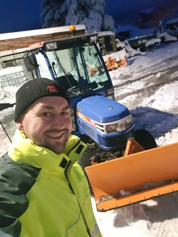Jaroslav Demčák se práce nebojí. Chvíli je starostou, chvíli silničářem.