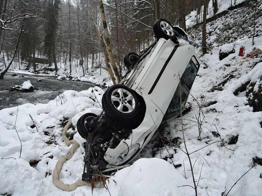 Havarovaný automobil u Spálova