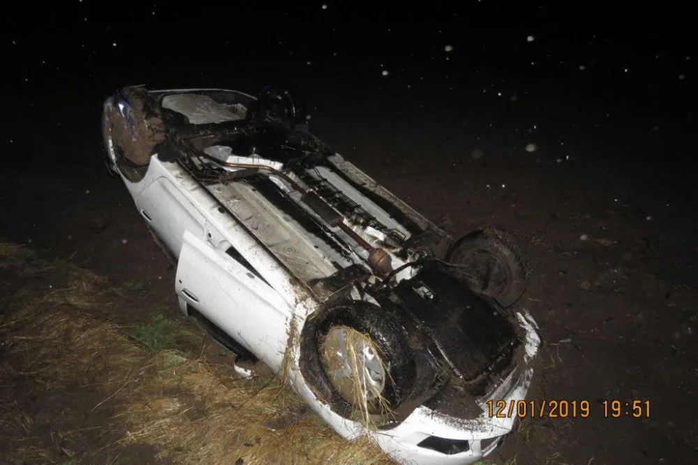 Auto sknčilo na střeše.