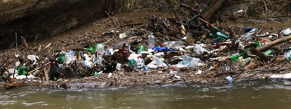 Řeka Kamenice zaplněná plasty