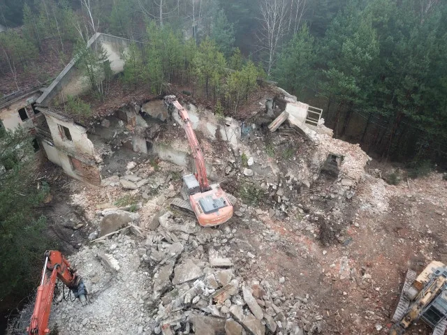 V Ralsku probíhaí demolice.