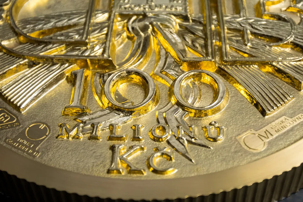 Zlatá mince má nominální hodnotu 100 milionů korun.
