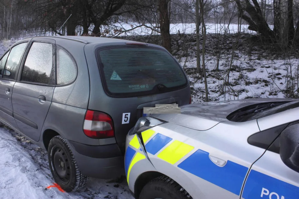 Couvající auto nabouralo policejní