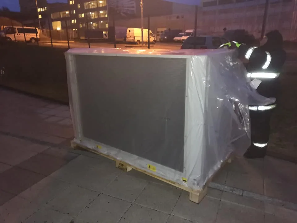 Hasiči z Růžodolu se specializují i na vazačské práce. Na snímku instalují klimatizační jednotky na budovu v Praze.