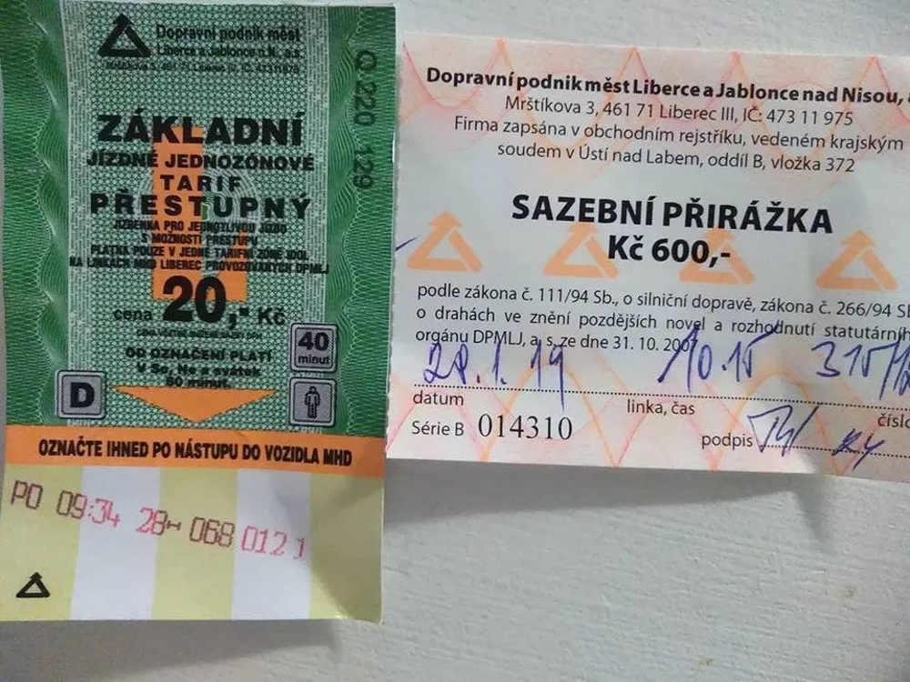 Snímek jízdenky a pokuty nahrála paní Marie na sociální sítě.
