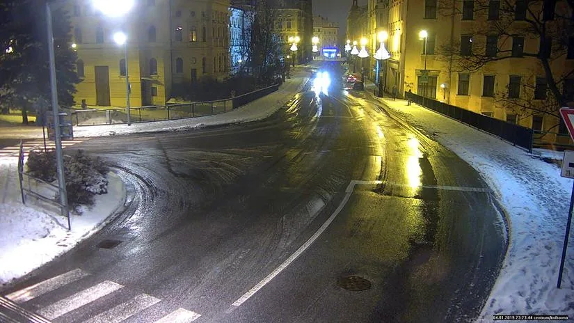 Kamera zabírá prostor před knihovnou.