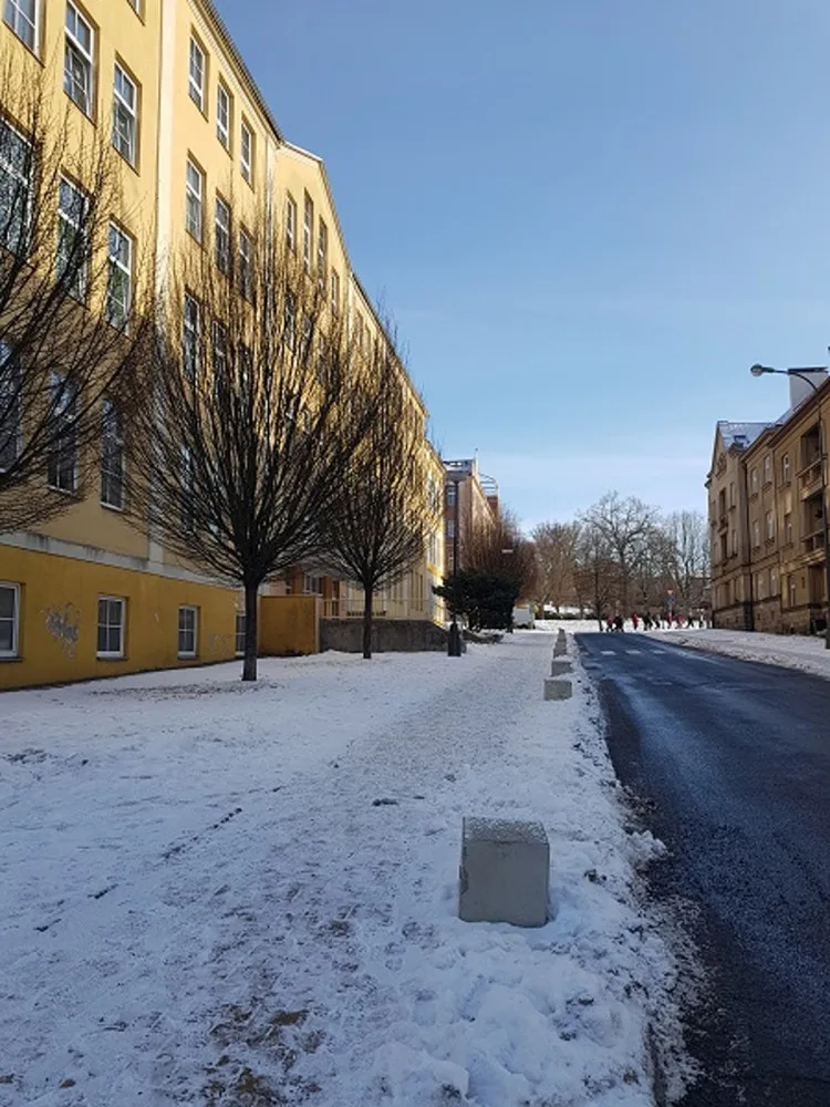 Prvním z opatření Turnova byly betonové bloky na kraji chodníku