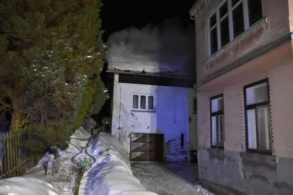 V noci zasahovali hasiči u požáru rodinného domu