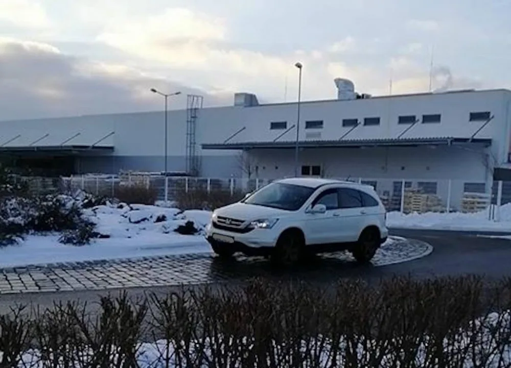 Auto jede kruháčem v protisměru.