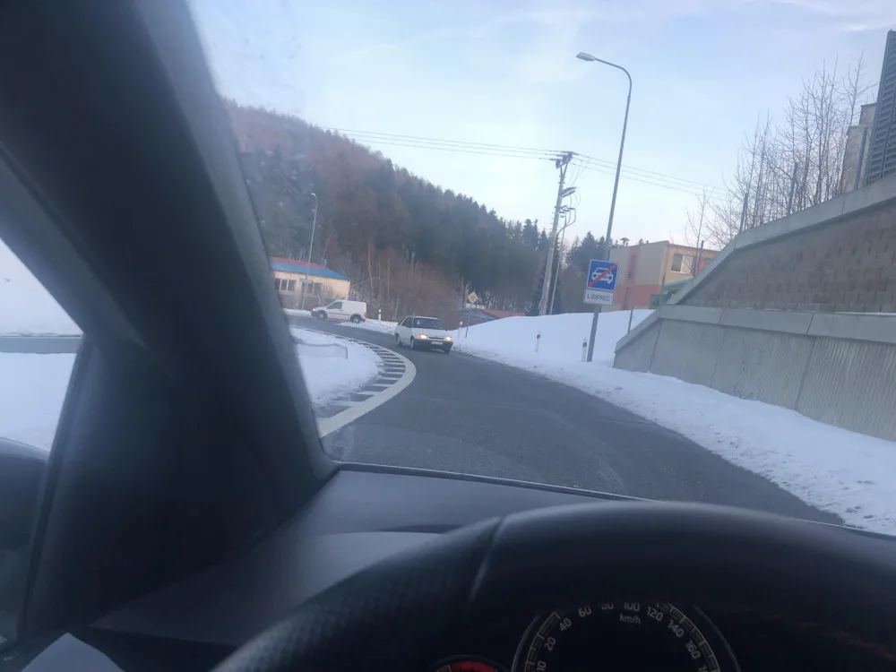 Řidič si nejspíš spletl nájezd s výjezdem.