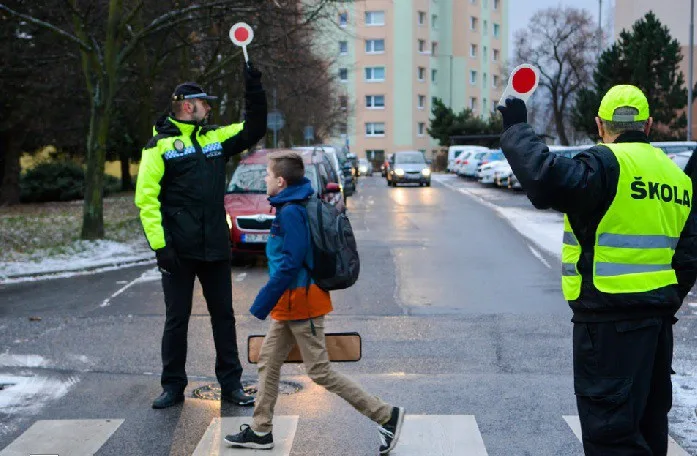 Senioři dohlížejí v Liberci na bezpečné přecházení rušných silnic u základních škol.