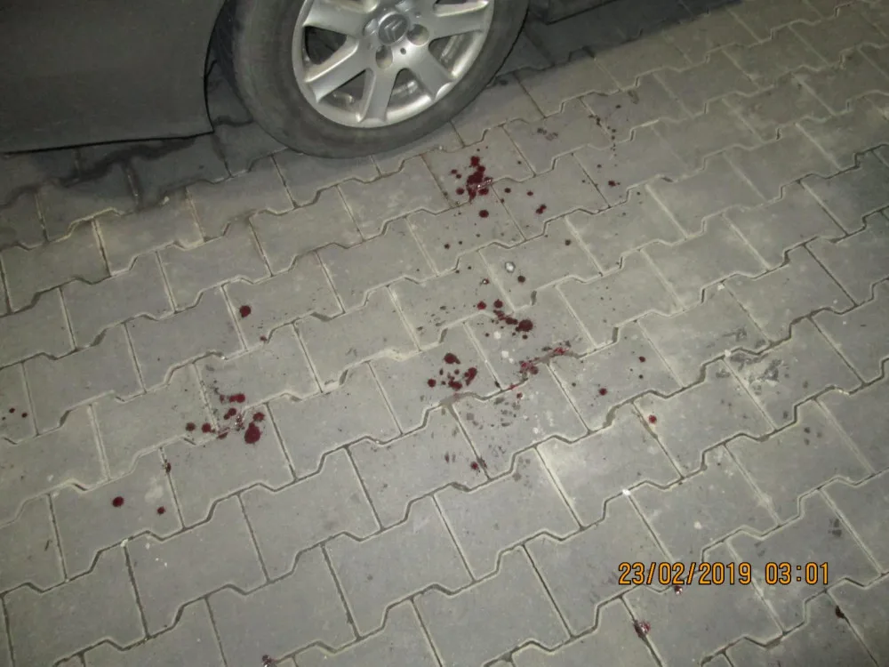 Po incidentu zůstala na zemi krev.