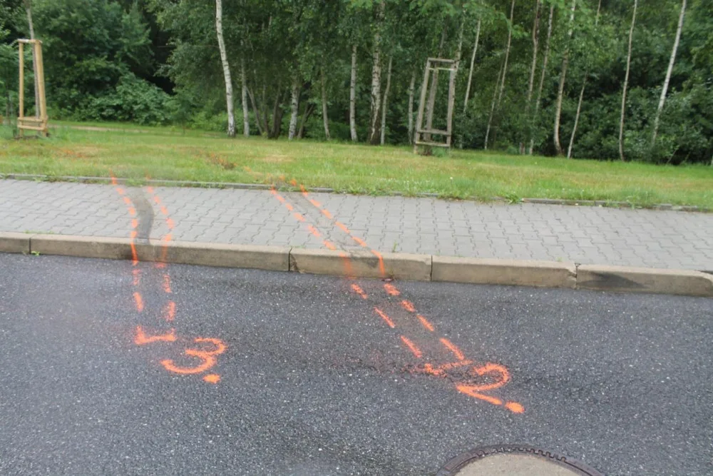 Řidička o obrubník prorazila kola, stejně ale pokračovala dál