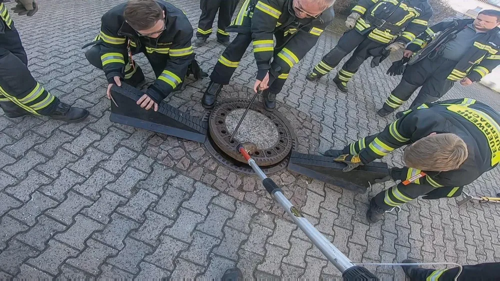 Hasiči v Německu zachránili uvízlého potkana.