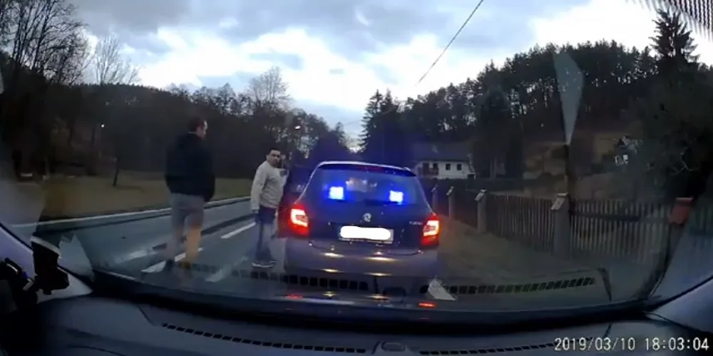Snímek z videa, které natočil zastavený řidič palubní kamerou
