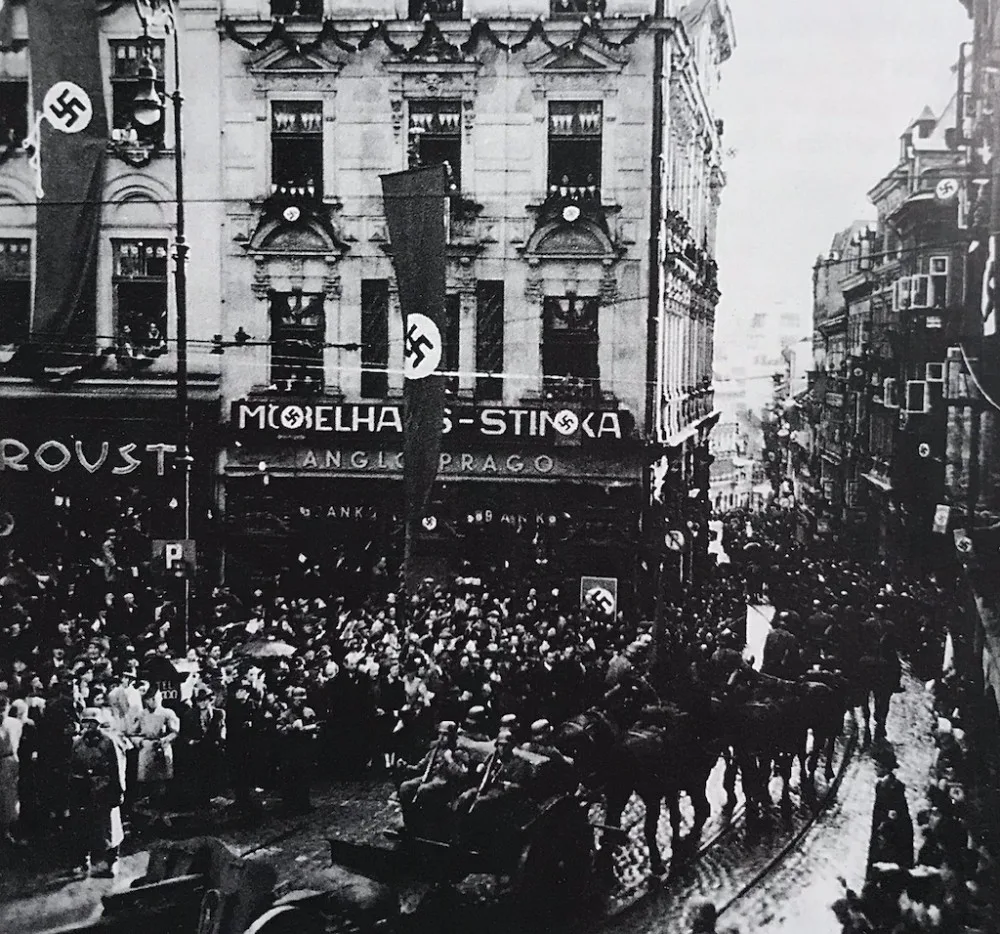 Německá armáda Liberec obsadila už v roce 1938. Na snímku projíždí z Pražské ulice na náměstí.