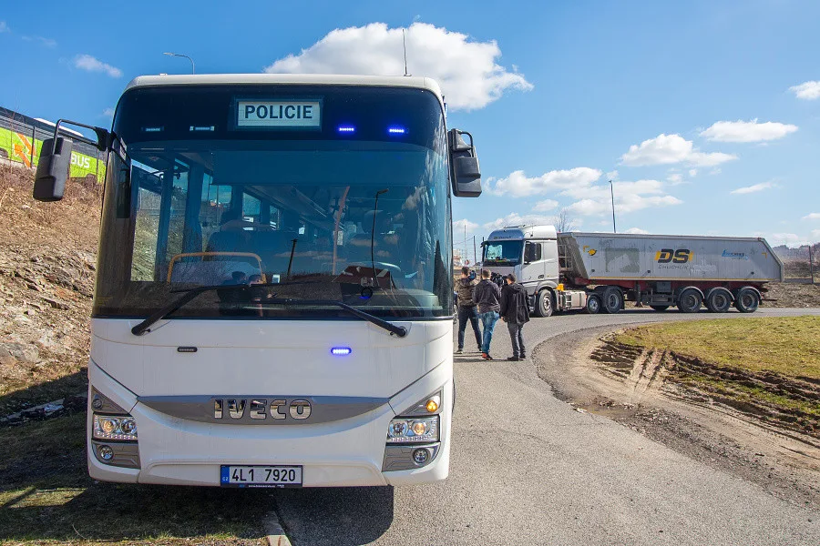 Policisté si posvítili na řidiče v novém autobuse
