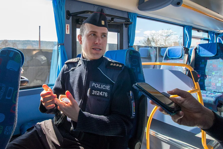 Policisté si posvítili na řidiče v novém autobuse