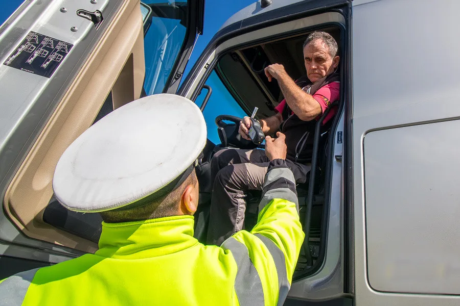 Policisté si posvítili na řidiče v novém autobuse