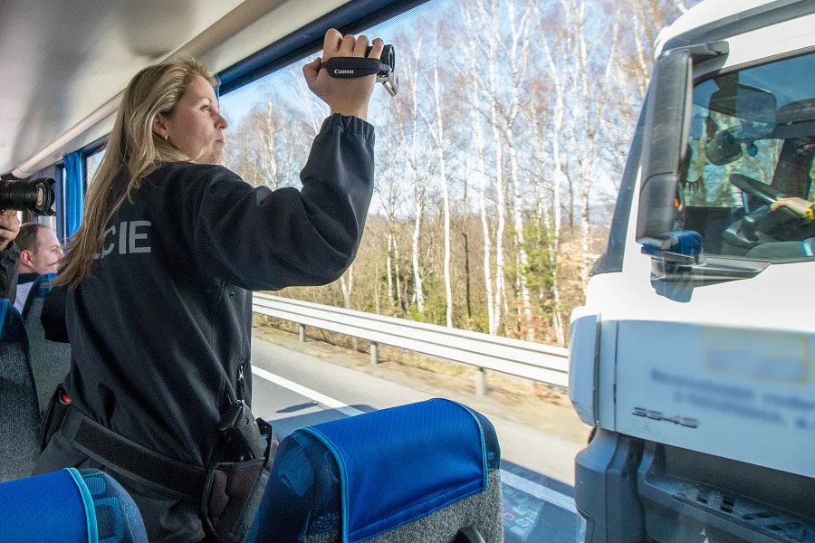 Policisté si posvítili na řidiče v novém autobuse