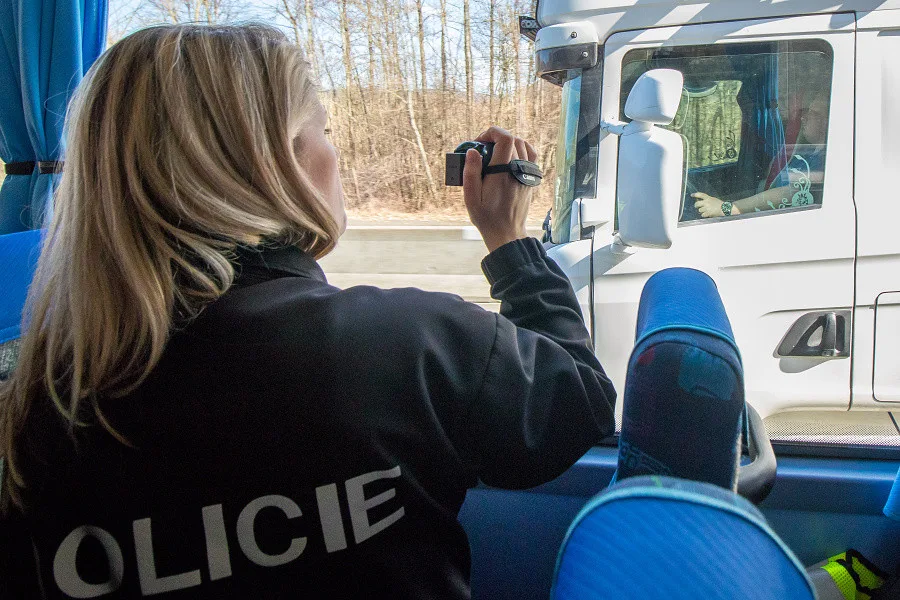 Policisté si posvítili na řidiče v novém autobuse