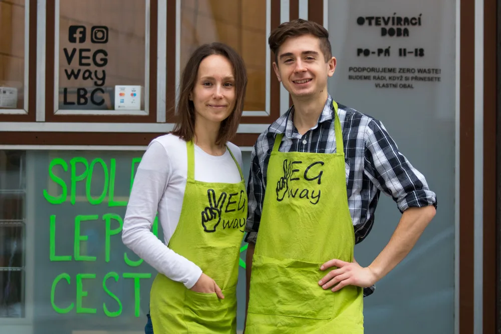 VEGway v Liberci nabízí veganské pochoutky. Ty tvoří Andrea Strnadová a Jakub Raindl.