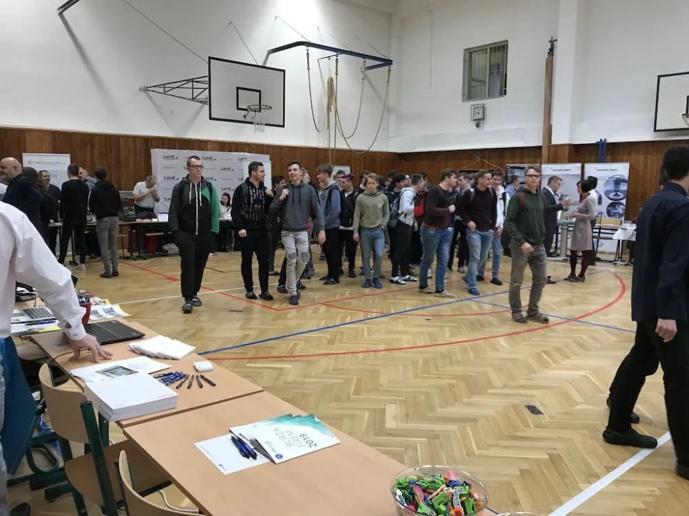 Studenti na burze práce.