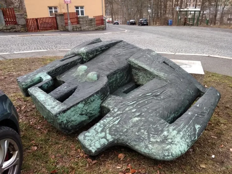 Sedící rodina.