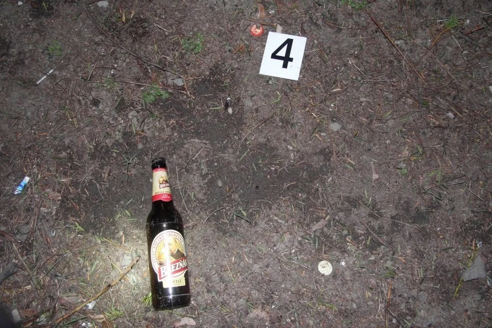Láhev od piva, kterou agresor útočil