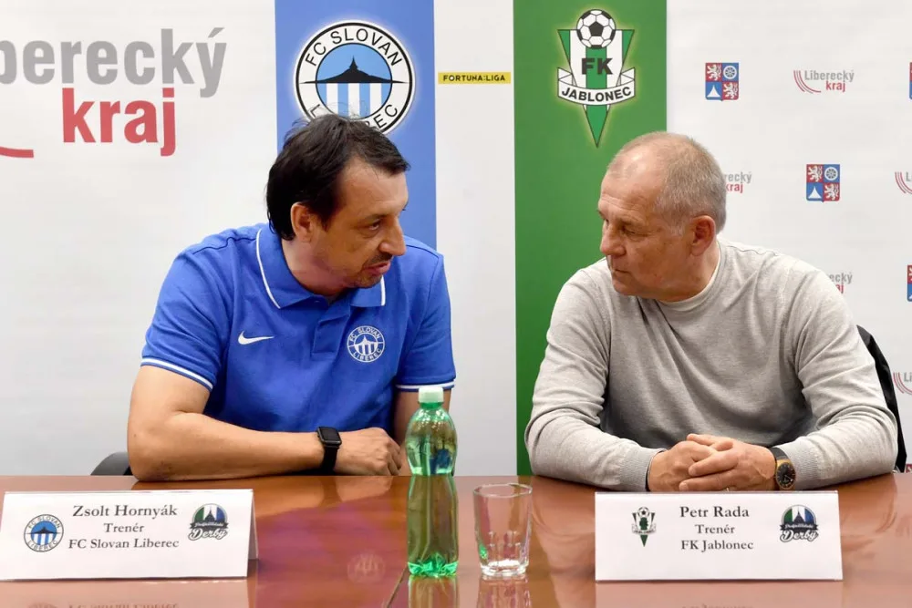 Trenéři na předzápasové tiskovce.