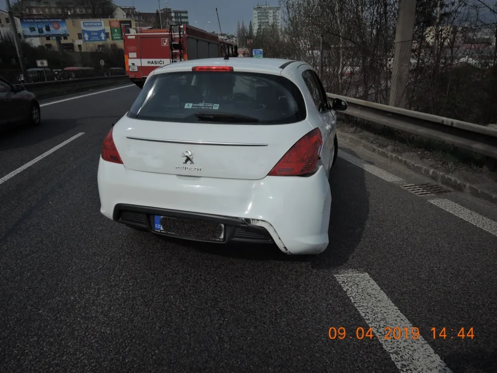 Nehoda na průtahu.