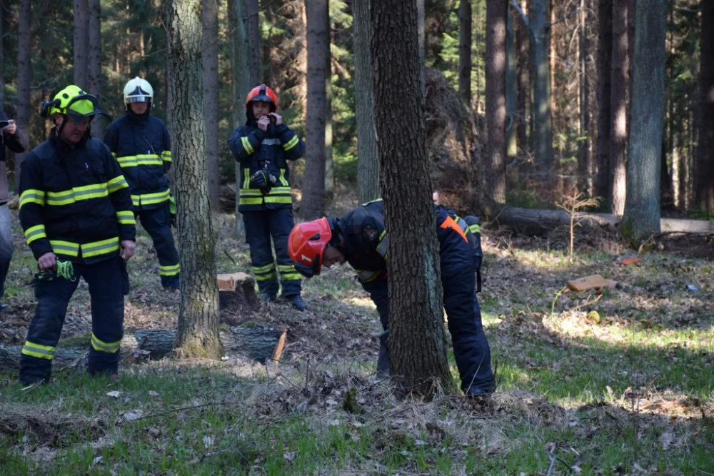 Hasiči si v rámci přeshraničního workshopu vyzkoušeli práci s motorovkou.