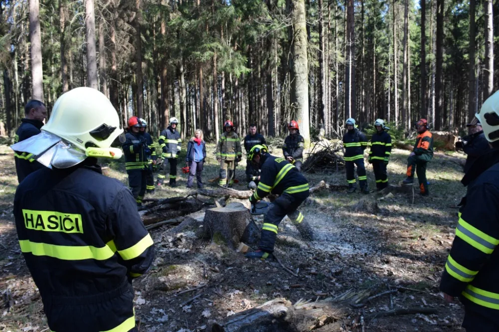 Hasiči si v rámci přeshraničního workshopu vyzkoušeli práci s motorovkou.