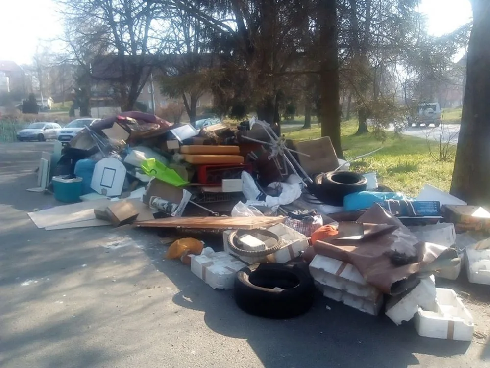 Takový nepořádek zůstává v libereckých ulicích po přistavení velkoobjemových kontejnerů.