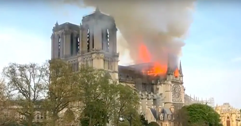 Chrám Notre–Dame může pomoct obnovit mezinárodní sbírka