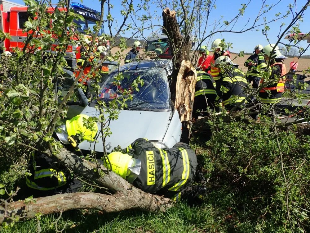 Řidič narazil svýma automobilem do stromu na Semilsku.
