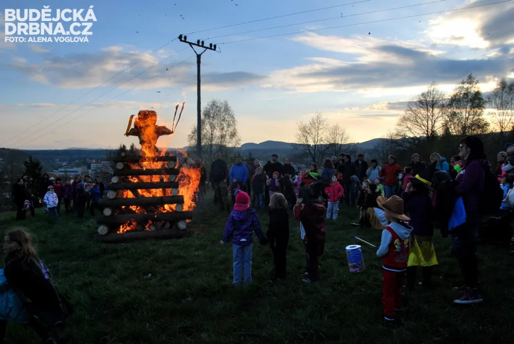 Pálení čarodějnic je zábavné, je důležité ale dodržovat bezpečnostní opatření.