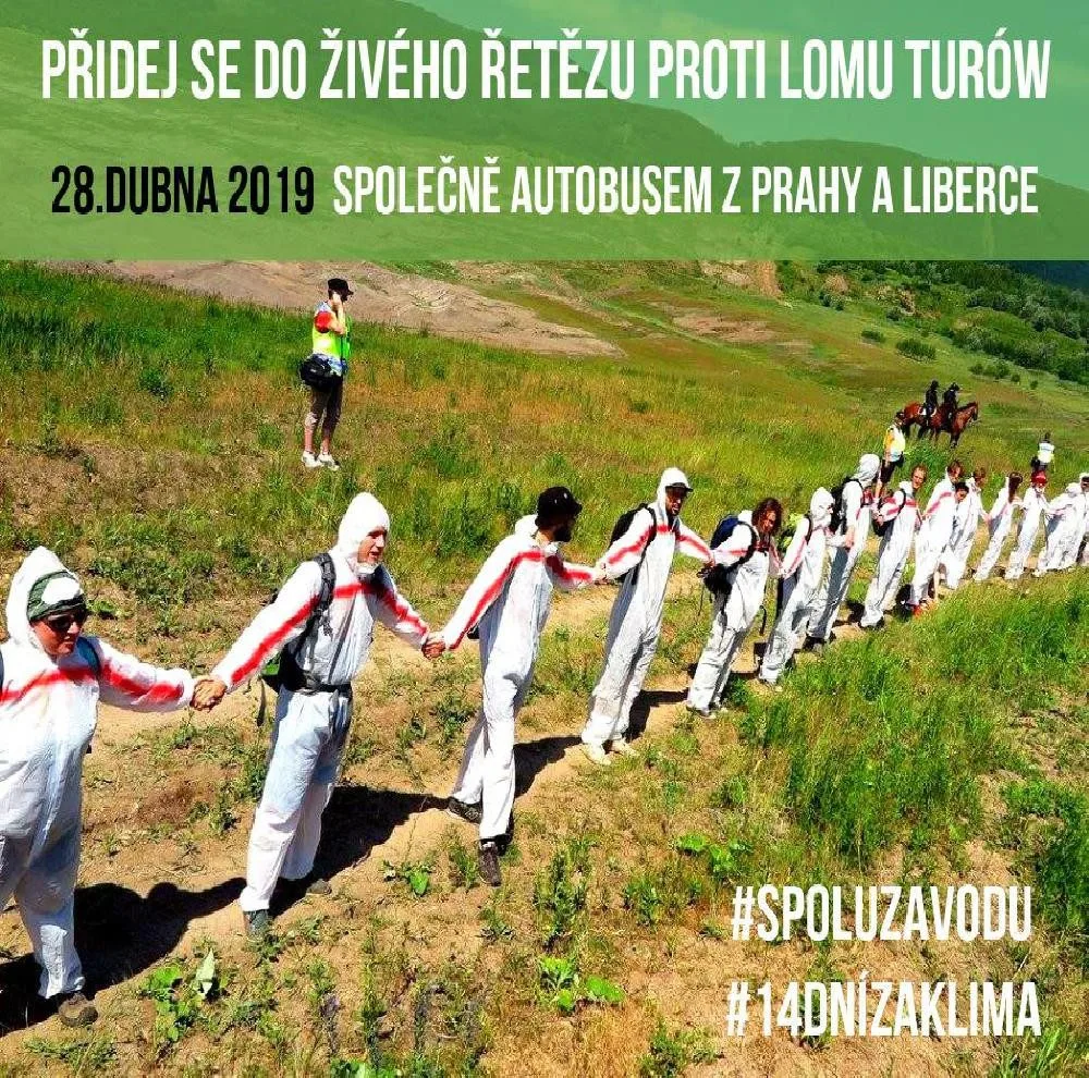 Lidé vytvoří živý řetěz