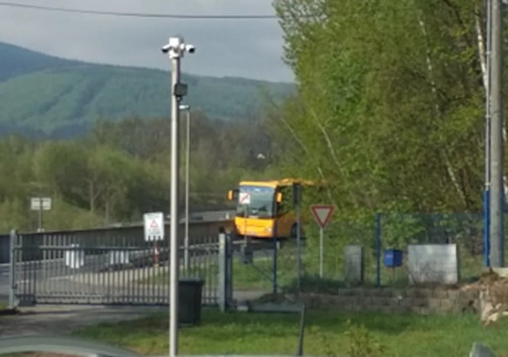 Havrovaný autobus.