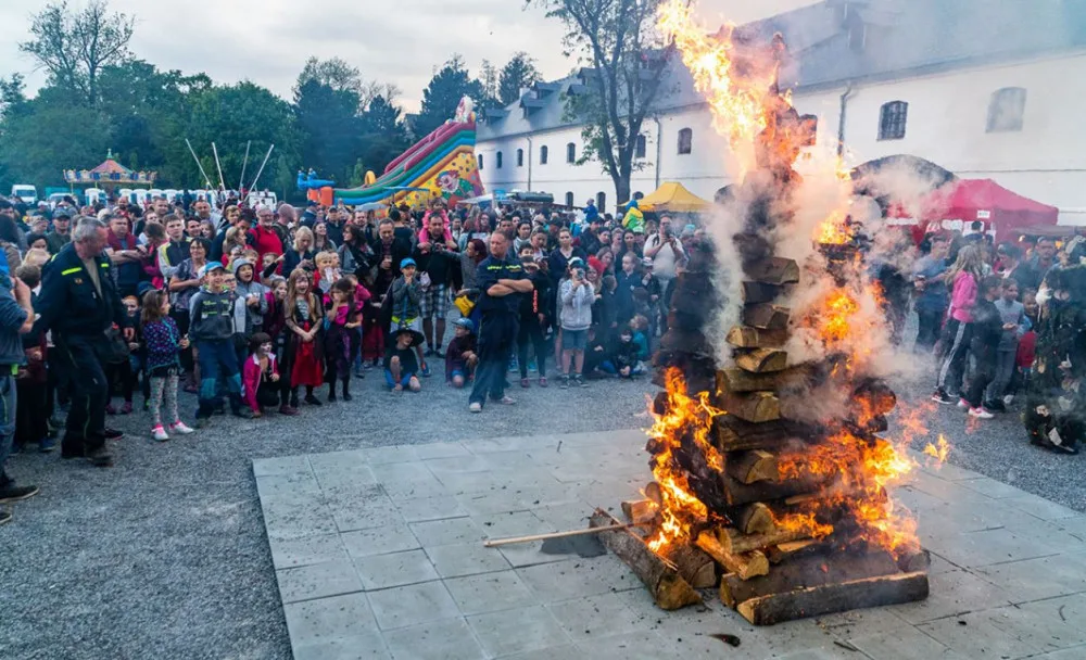 Čarodejnice jsou parádní, přesto při pálené dávejte pozor