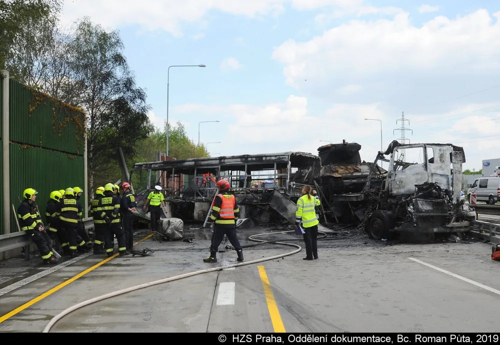 Na Pražském okruhu se dnes srazil kamion převážející tanky s autobusem.