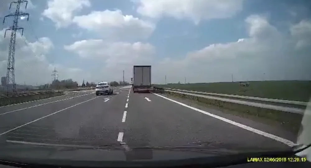 Řidiče v bílém Bavoráku zřejmě plná čára moc nezajímala.